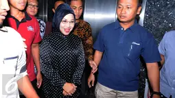 Sylviana Murni saat akan meninggalkan gedung Ombudsman usai menjalani pemeriksaan Dir Tipikor Bareskrim Polri, Jakarta, Rabu (2/1). Ia diperiksa sebagai saksi dugaan korupsi dana hibah Kwarda Pramuka DKI Jakarta. (Liputan6.com/Helmi Fithriansyah)