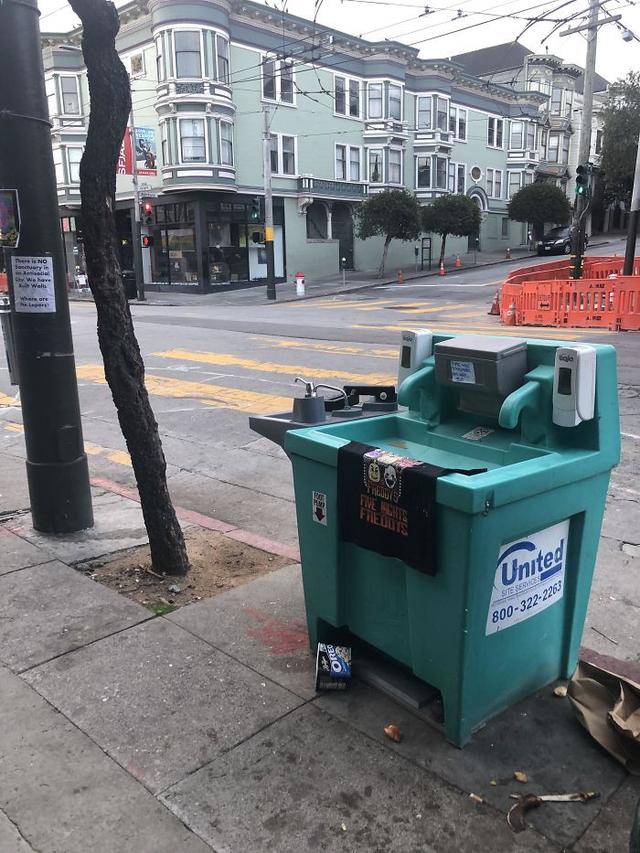 7 Potret Cara Cerdas Orang Menekan Penyebaran Virus Corona