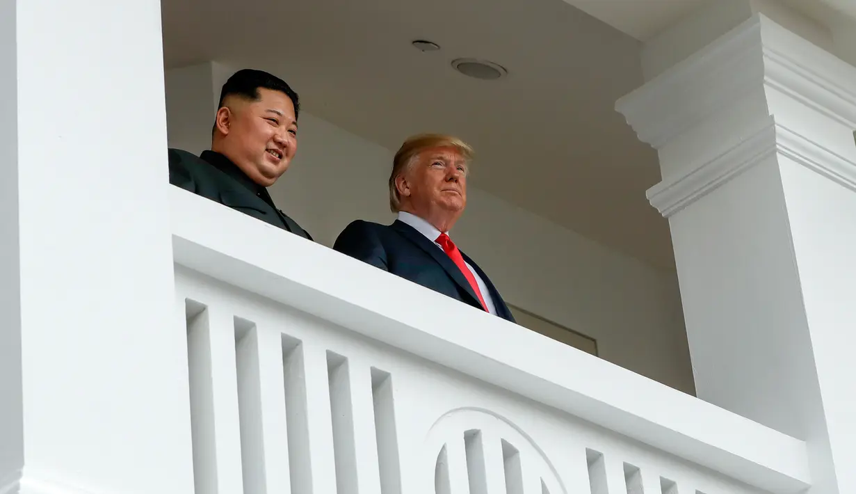 Pemimpin Korea Utara Kim Jong-un (kiri) dan Presiden AS Donald Trump melihat keluar dari balkon Hotel Capella di Pulau Sentosa, Singapura, Selasa (12/6). Sebelumnya, Trump dan Kim melakukan pembicaraan empat mata selama 35 menit. (AP Photo/Evan Vucci)