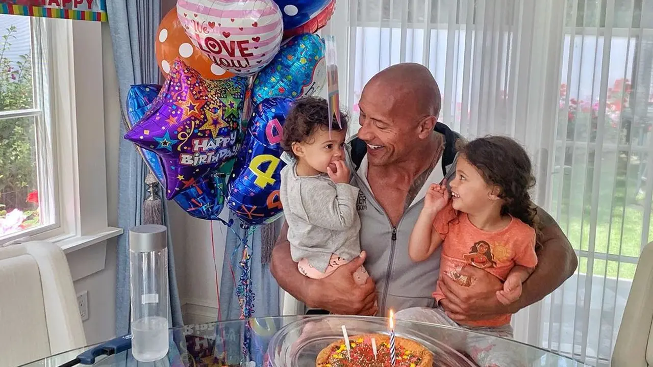 The Rock dan putrinya, Jasmine dan Tiana Gia. (Instagram/ therock)