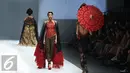 Model membawakan busana rancangan matahari department store di Jakarta Fashion Week (JFW) 2016, Senayan City, Jakarta (27/10). Matahari menawarkan tren terkini untuk kategori pakaian dan mode, produk-produk kecantikan. (Liputan6.com/Herman Zakharia)