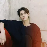 Gaya modis Bright Vachirawit dalam busana hitam. (Dok: Instagram @bbrightvc)