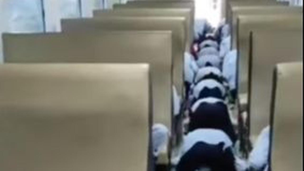 Seluruh Bocah SD Salat Berjamaah Penuhi Satu Gerbong Kereta Api <br>