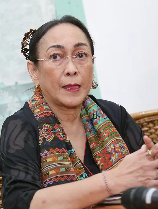 Sukmawati Sukarno Putri menulis puisi tersebut sebagai refleksi rasa keprihatinannya. "Puisi Ibu Indonesia ini ditulis sebagai refleksi dari keprihatinan saya tentang rasa wawasan kebangsaan," ujarnya. (Nurwahyunan/Bintang.com)