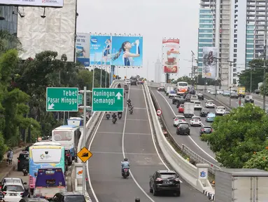 Suasana di Fly over Pancoran, Jakarta, Selasa (16/1). Fly Over Pancoran telah dibuka pada 15 Januari 2018. Kepolisian dan Dinas Bina Marga DKI Jakarta melakukan sebagai upaya mengurangi kemacetan di jalan protokol ibu kota. (Liputan6.com/Angga Yuniar)