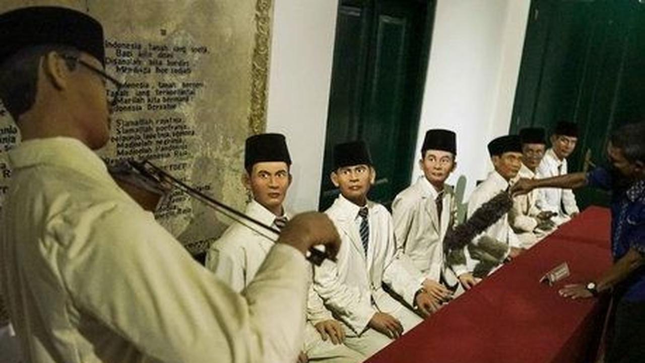 Sumpah Pemuda tercipta pada tahun 1928 sebagai hasil dari Kongres Pemuda II yang diadakan di Jakarta.