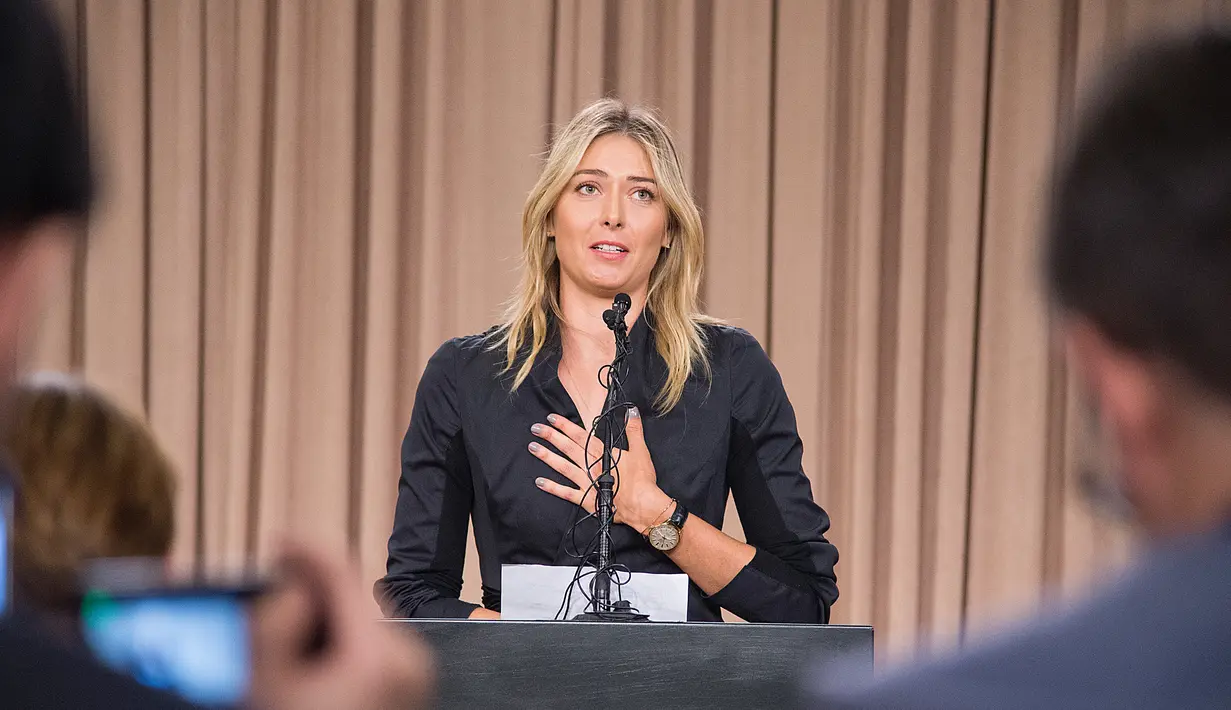 Ekspresi Maria Sharapova ketika menggelar konferensi pers di pusat kota Los Angeles, Senin (7/3).  Petenis Rusia itu mengakui 10 tahun terakhir mengkonsumsi Meldonium, obat penambah stamina yang belakangan ini masuk dalam doping terlarang (ROBYN BECK/AFP)