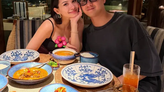 Alyssa Daguise saat dinner bareng Al Ghazali di Krabi, Thailand pakai long dress. [@alyssadaguise]