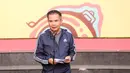 Pj Gubernur Jawa Barat, Bey Machmudin memberikan sambutan dalam rangkaian acara Trophy Tour Experience menyambut Piala Dunia U-17 2023 di Cikapayang Dago Park, Bandung, Minggu (22/10/2023) pagi WIB. (Bola.com/Bagaskara Lazuardi)