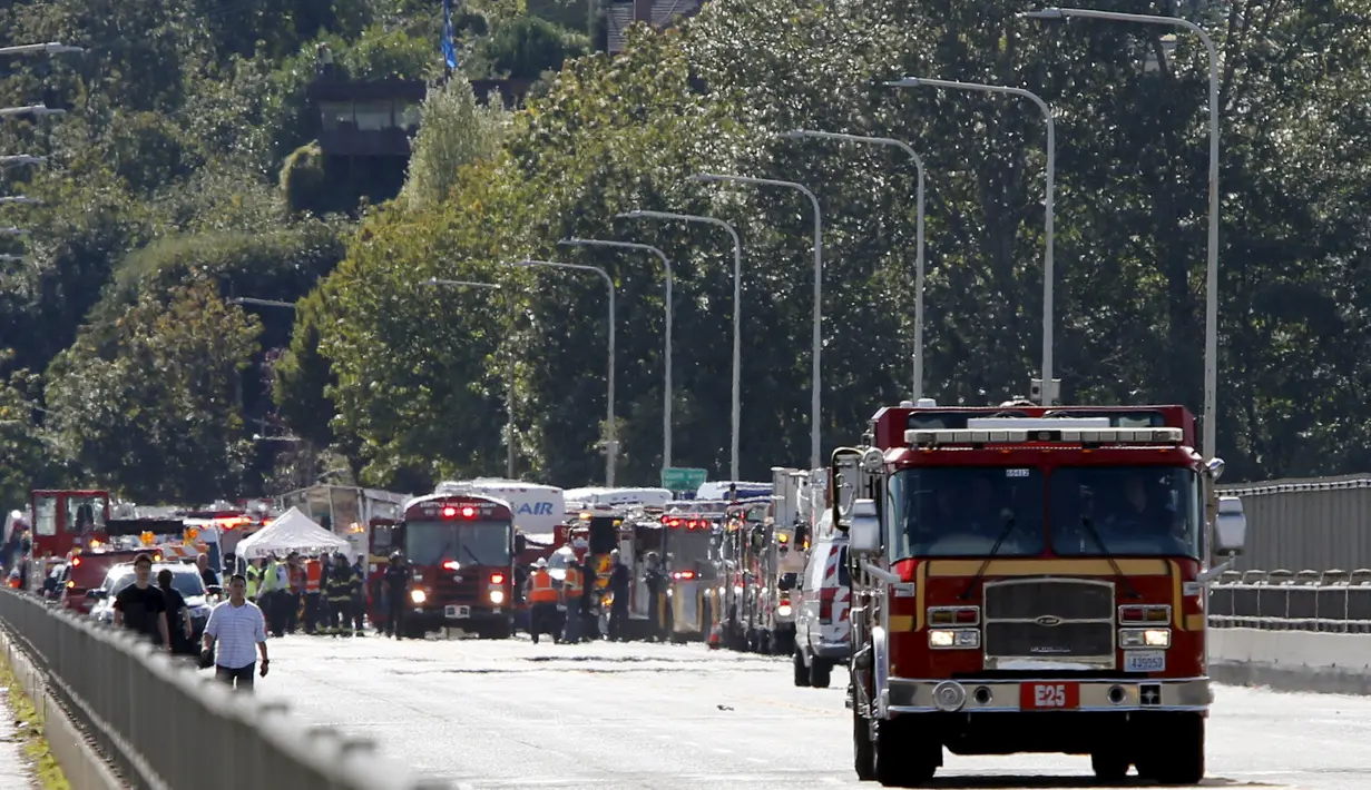 Sejumlah kendaraan berada di lokasi kecelakaan antara bus carter mahasiswa dengan kendaraan wisata amfibi di sebuah jembatan di Seattle, AS, Kamis (25/9). Kecelakaan itu menewaskan satu WNI bernama Privando Eduardus Putradanto. (REUTERS/Jason Redmond)