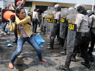 Seorang wanita terlihat menyerang petugas saat simulasi pengamanan pilkada Tangerang Selatan yang digelar Polres Jakarta Selatan, Rabu (9/9/2015). (Liputan6.com/Gempur M Surya)
