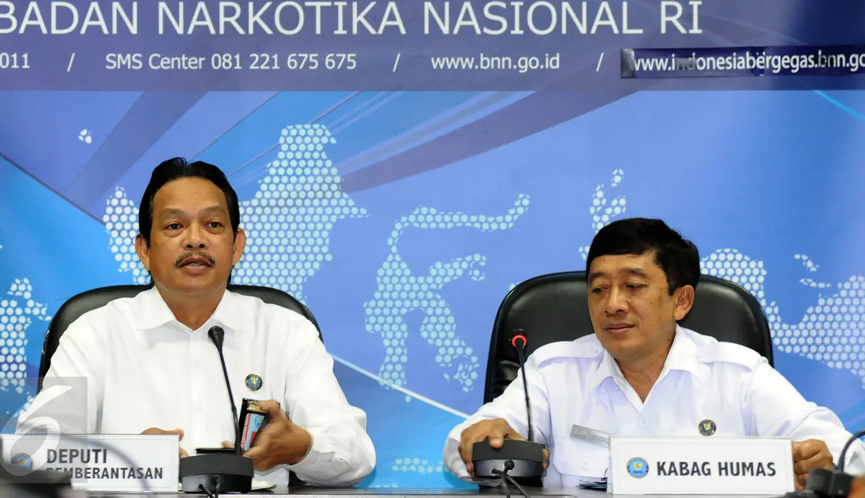 Deputi Pemberantasan BNN, Irjen Pol Arman Depari (kiri) menjawab pertanyaan terkait kasus dua pilot Susi Air di Jakarta, Senin (16/1). Arman menegaskan, pilot Susi Air yang berinisial DA dan BA negatif narkoba. (Liputan6.com/Helmi Fithriansyah)