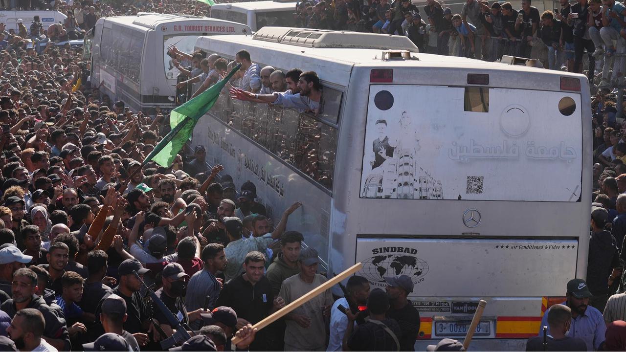 FOTO: Ribuan Tahanan Palestina Dibebaskan, Warga Gaza Sambut dengan Tangis dan Sorak Kemenangan