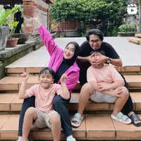 Potret Ririe Fairus dan Ayus Sabyan bersama kedua anaknya. (Foto: Instagram/ririe_fairus)