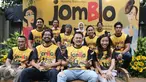 Hanung Bramantyo bersama pemain dan kru film Jomblo Coming Very Soon, Jakarta, Kamis (16/3). Film Jomblo yang sukses menembus daftar box office Indonesia pada 2006 silam digarap ulang oleh Hanung Bramantyo. (Liputan6.com/Herman Zakharia)