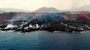 Pengambilan gambar dari video menunjukkan pentauan udara dari kapal oseanografi Ramon Margalef (IEO) dari delta yang terbentuk di pantai dari lava gunung berapi Cumbre Vieja, di Pulau Canary La Palma (4/10/2021). (Handout/IEO-CSIC Spanish Institute of Oceanography/AFP)