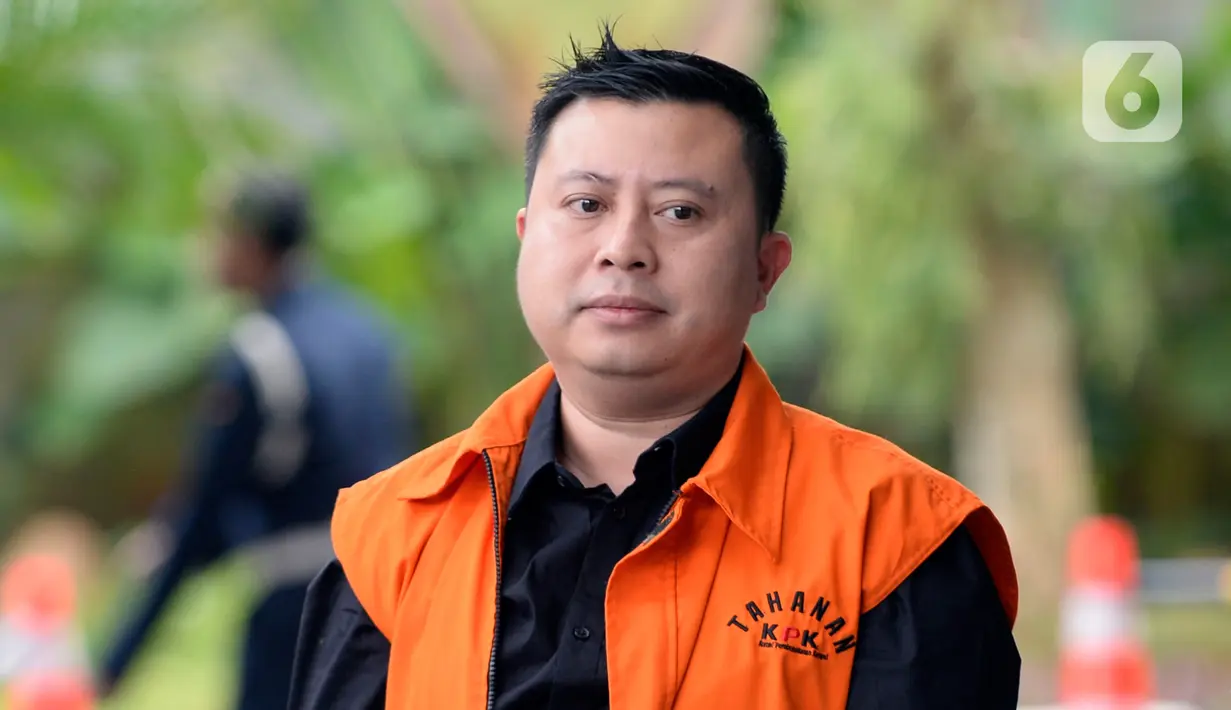 Staf Sekjen PDIP Hasto Kristiyanto, Saeful Bahri tiba di Gedung KPK, Jakarta, Selasa (18/2/2020). Saeful Bahri diperiksa sebagai tersangka terkait kasus dugaan penerimaan hadiah atau janji penetapan anggota DPR Terpilih 2019-2024. (merdeka.com/Dwi Narwoko)