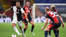 Penyerang Juventus, Cristiano Ronaldo, berebut bola dengan pemain Genoa pada laga lanjutan Serie A di Stadion Luigi Ferraris, Rabu (1/7/2020) dini hari WIB. Juventus menang 3-1 atas Genoa. (AFP/Miguel Medina)