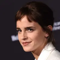 Aktris Emma Watson tiba di BAFTA Los Angeles Awards Season Tea Party di Four Season Hotel di Beverly Hills, California, (6/1). Bintang film 'Beauty and the Beast' ini tampil beda dengan berponi pendek. (AFP Photo/Chris Delmas)