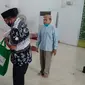 Ratna saat menerima paket bantuan yang disalurkan oleh Baznas Provinsi Sulut di Majid Raya Ahmad Yani Manado, Senin (29/6/2020).