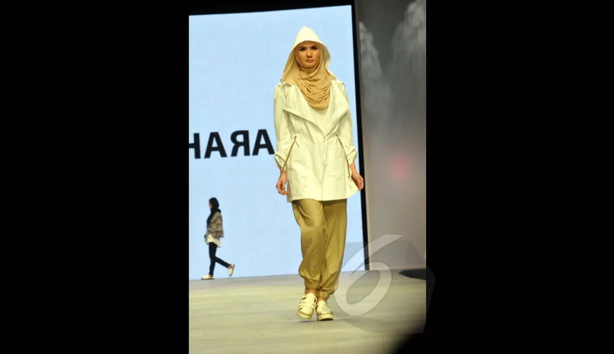 Model berjalan di atas catwalk memperagakan busana rancangan Jenahara pada ajang Indonesia Fashion Week 2015 di JCC Senayan, Jakarta, Kamis (28/2/2015). (Liputan6.com/Panji Diksana)