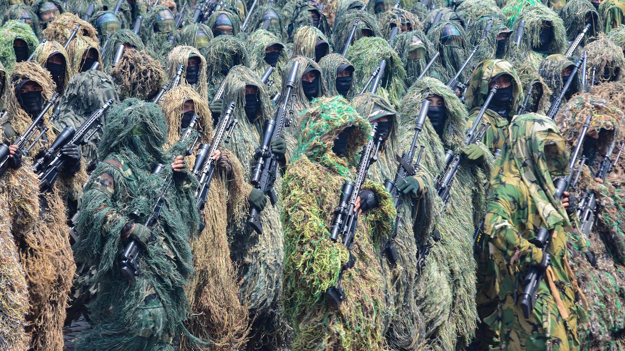 FOTO: Ribuan Warga Padati Monas Saksikan Kemegahan Parade HUT ke-80 TNI