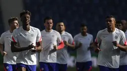 Para pemain Chelsea melakukan pemanasan selama sesi latihan di stadion Dragao di Porto, Portugal (28/5/2021). Ini akan jadi final Liga Champions pertama buat Chelsea setelah sembilan tahun. (AP Photo/Manu Fernandez)