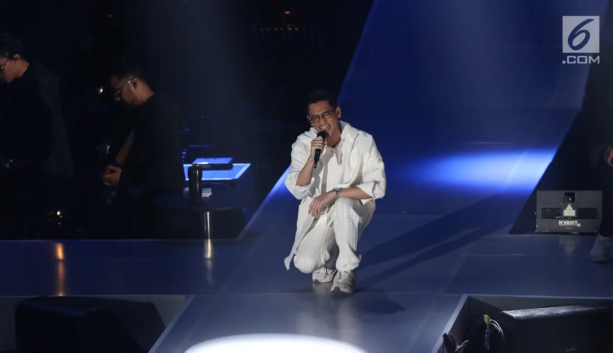 Penampilan penyanyi Afgansyah Reza atau Afgan saat menggelar konser bertajuk Dekade di Istora Senayan, Jakarta, Jumat (8/8/2019). Konser ini juga menjadi perpisahan Afgan dengan para fans di Indonesia sebelum vakum selama kurang lebih satu tahun. (Liputan6.com/Angga Yuniar)