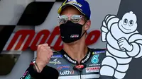 Fabio Quartararo tetap gunakan masker saat merayakan selebrasi kemenangan di lomba MotoGP Jerez. (JAVIER SORIANO / AFP)