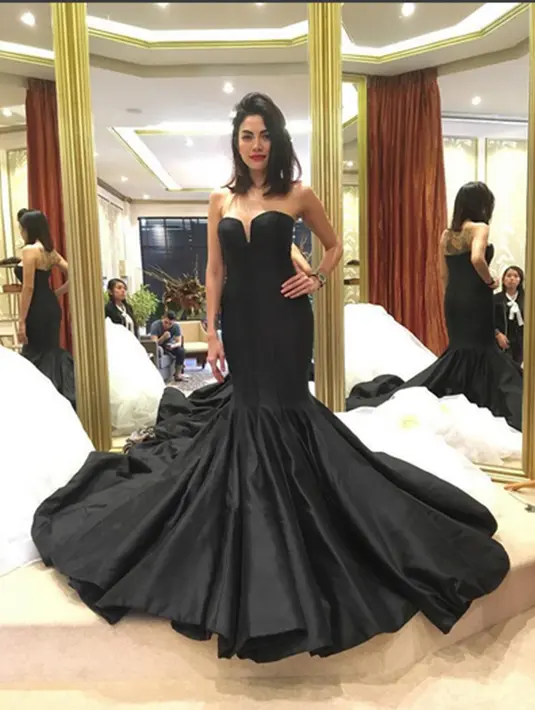 Model dan bintang film seksi ini mengunggah foto mengenakan gaun koktail besar. Gaun yang panjangnya sampai ke lantai itu tampak cocok dengannya.  (Via Instagram/@Nikitamirzanimawardi)