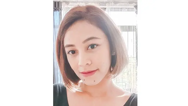 Eky memang identik dengan gaya rambut pendek, hingga saat ini ia masih cantik dengan rambut pendeknya.