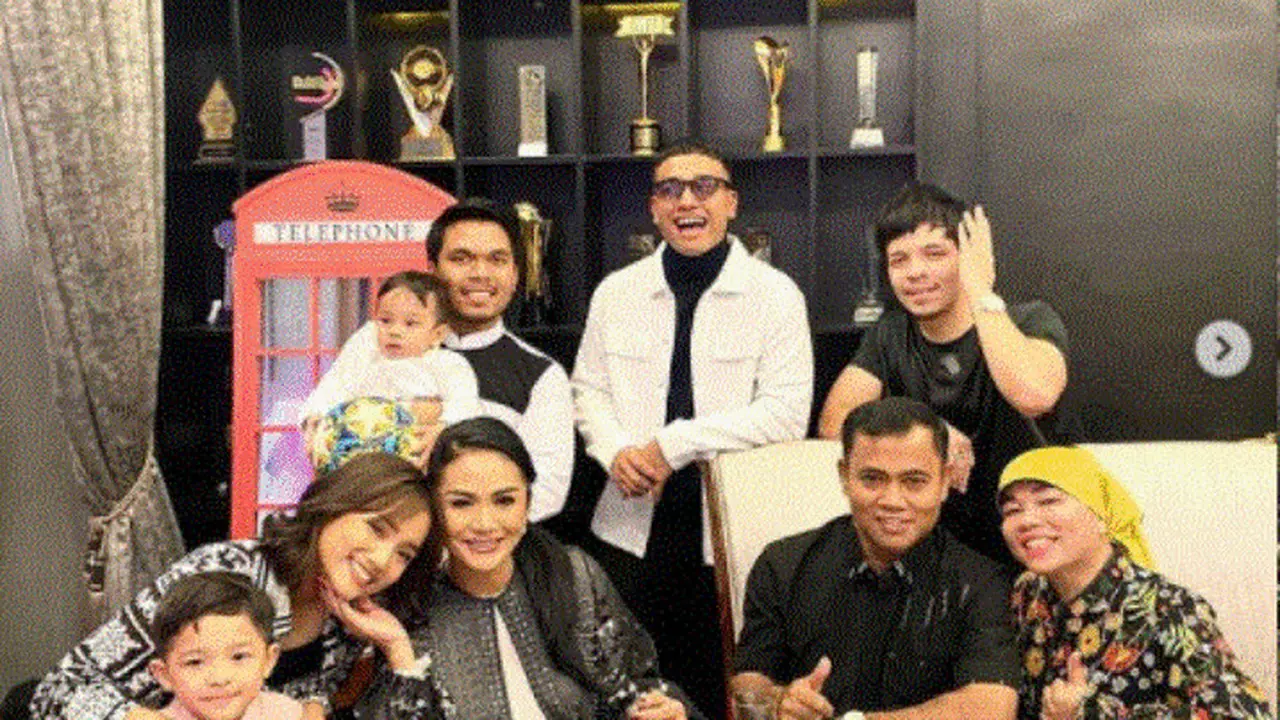 Krisdayanti komentari kue bawang buatan Dewi Zuhriati ibunda Fuji