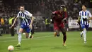 Pemain HJK Helsinki Aapo Halme (kiri) dan David Browne mengejar bola saat melawan AS Roma pada pertandingan sepak bola Grup C Liga Europa di Helsinki, Finlandia, 27 Oktober 2022. AS Roma menang 2-1. (Emmi Korhonen/Lehtikuva/AFP)
