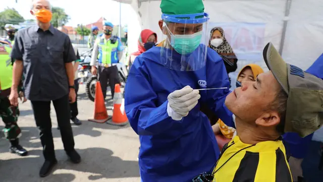 Ganjar saat mengecek pintu penyekatan pemudik di Terminal Tegal, Minggu (9/5). Ganjar, meminta kepala daerah menggerakkan Kepala Desa dan Lurah melakukan testing. (Foto: Liputan6.com/Felek Wahyu)