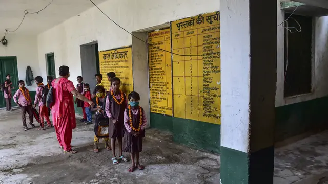 FOTO: Lockdown COVID-19 Dilonggarkan, Siswa di India Mulai Sekolah Tatap Muka