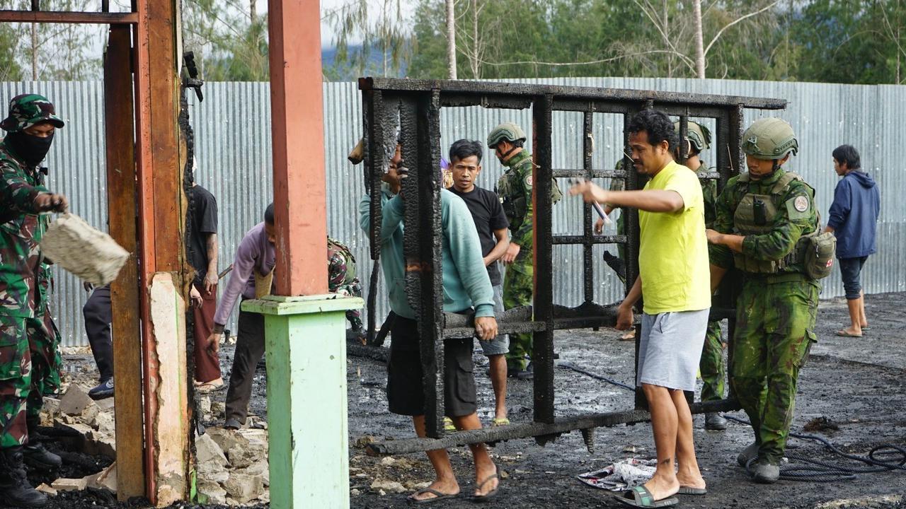 FOTO: TNI Polri dan Warga Bersihkan Kompleks YAPIS Deiyai Usai Pembakaran
