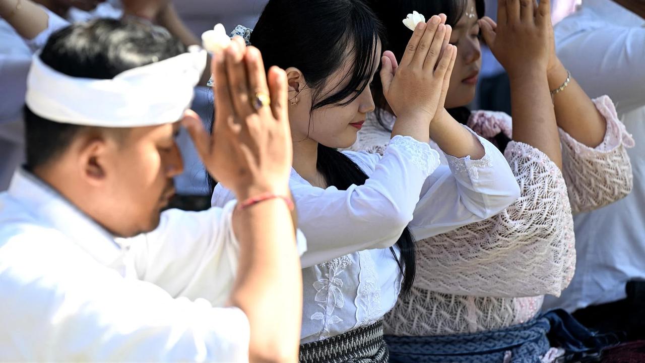 FOTO: Umat Hindu Rayakan Hari Raya Galungan dengan Persembahyangan di Pura