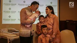 Ibas Yudhoyono mencium putrinya Gayatri Idalia Yudhoyono yang baru lahir saat jumpa pers di RS Pondok Indah, Jakarta, Selasa (2/1). Gayatri lahir dengan berat 3590 gram dan panjang badan 48 centimeter. (Liputan6.com/Faizal Fanani)