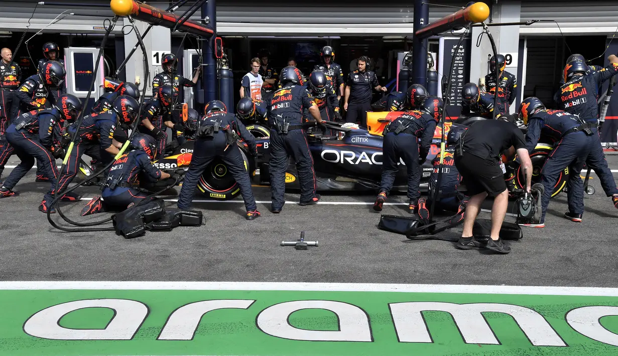 Sempat kehilangan posisinya sebagai pemimpin balapan setelah pit stop, Max Verstappen berusaha membuntuti Carlos Sainz dan akhirnya menyalipnya di Kemmel Straight. Juara bertahan Formula 1 2021 itu mampu memimpin sekitar 4 detik atas Sainz pada lap ke-20. (AP/Olivier Matthys)