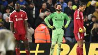 Tiga palang pertahanan Liverpool, Ibrahima Konate, Alisson Becker, dan Virgil van Dijk, tampak kecewa setelah gagal mempertahankan keunggulan saat bertandang ke Elland Road, markas Leeds United, pada pekan ke-15 Premier League 2025/2026, Sabtu (6/12/2025) malam WIB. Liverpool harus puas bermain imbang 3-3 dengan Leeds United. (Oli SCARFF / AFP)