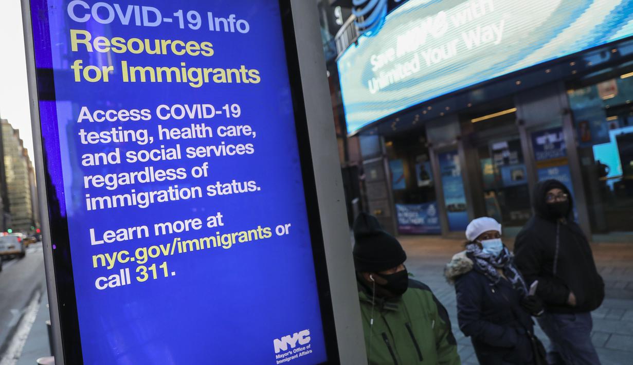 Sejumlah orang berjalan melewati papan elektronik yang menunjukkan informasi mengenai pengujian COVID-19 di Times Square di New York, Amerika Serikat (AS), pada 18 November 2020. Angka kematian akibat COVID-19 di AS melampaui 250.000 kasus pada Rabu (18/11). (Xinhua/Wang Ying)