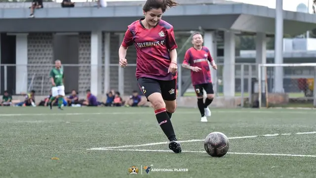 7 Potret Femila Sinakuban, Jebolan Indonesia Idol yang Jago Main Bola