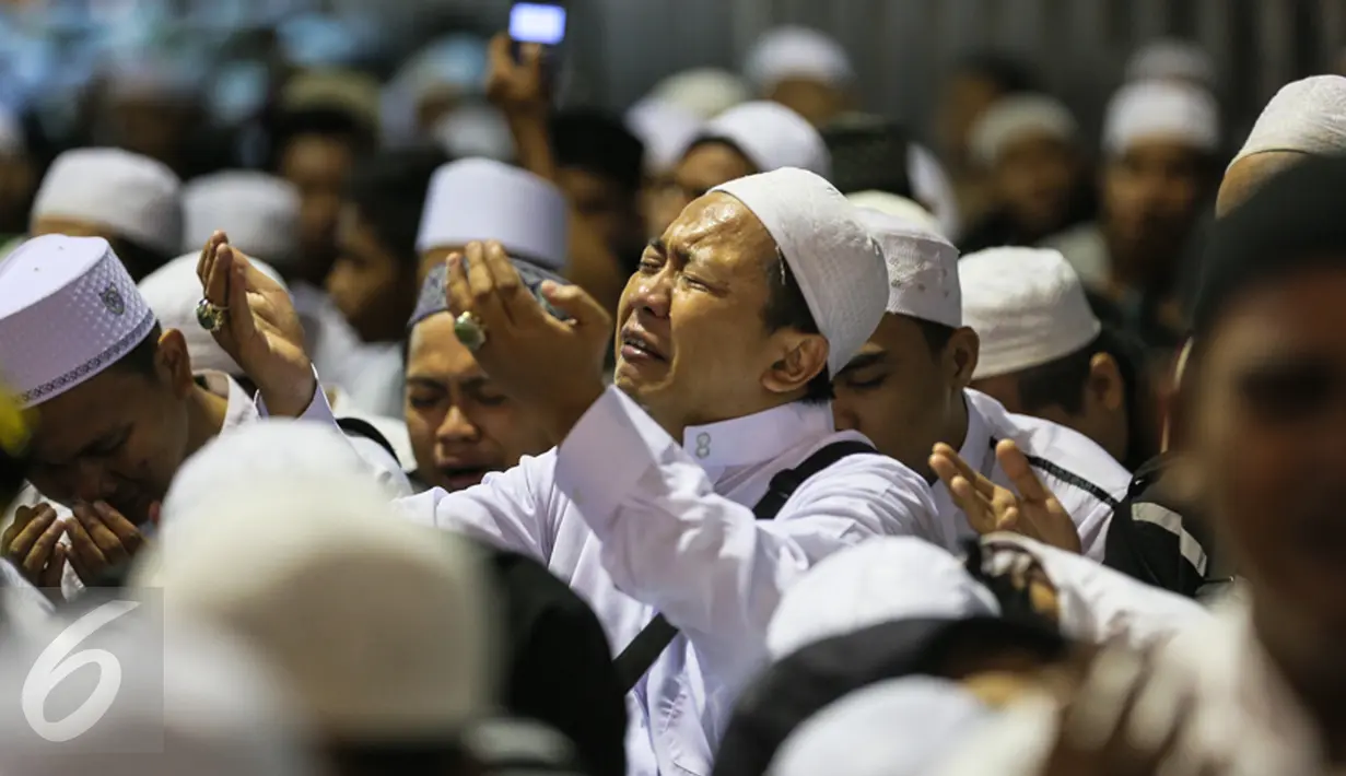 Umat muslim mengikuti peringatan Maulid Nabi Muhammad SAW di Masjid Istiqlal, Jakarta, Kamis (24/12). Kegiatan yang diselenggarakan oleh Majelis Rasulullah dan dihadiri Wapres Jusuf Kalla tersebut diikuti ribuan umat muslim. (Liputan6.com/Faizal Fanani)