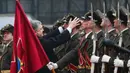 Presiden Ukraina Petro Poroshenko memakaikan topi seorang tentara militer saat meninjau penjaga kehormatan dalam sebuah upacara penyambutan menjelang pertemuan mereka di Kiev, Ukraina, (14/3). (AP Photo / Efrem Lukatsky)