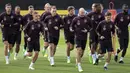Para pemain Jerman melakukan pemanasan saat sesi latihan di Kampus DFB, Frankfurt, Jerman, Selasa (20/9/2022). Jerman akan menghadapi Hungaria pada pertandingan sepak bola Grup 3 UEFA Nations League. (ANDRE PAIN/AFP)
