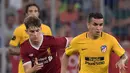 Penyerang Liverpool, Ben Woodburn (kiri) berusah merebut bola dari penyerang Angel Correa pada final Audy Cup di Munchen, (2/8). Atletico menang 5-4 atas Liverpool lewat adu penalti setelah bermain imbang 1-1. (Sven Hoppe/dpa via AP)