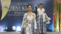Fashion show yang menampilkan lebih dari 50 busana buatan 12 desainer Yogyakarta di atrium Hartono Mall Yogyakarta, Rabu (20/10/2021), menandai diluncurkannya Aira Fashion On The Spot 202