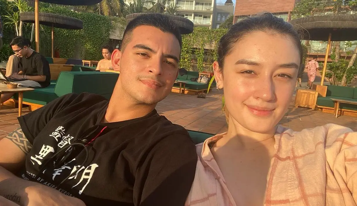 Dalam sebuah tayangan di YouTube, Ciccio Manassero mengaku banyak pihak yang mendesaknya untuk segera menikahi Natasha Ryder. (Instagram/ciomanassero)