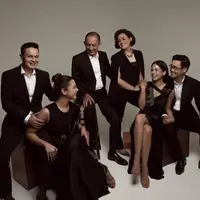 Maudy Ayunda membagikan sederet foto hasil pemotretan terbaru keluarganya. Tak hanya bareng orangtua, Jesse Choi dan Tavan Dutton juga turut serta. [Foto: IG/maudyayunda].