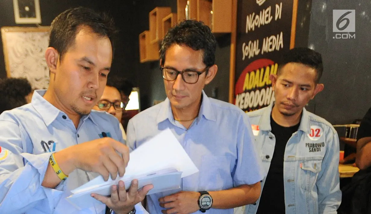 Cawapres 02 Sandiaga Uno saat meninjau relawan yang melakukan penghitungan C-1 di Insomniak Caffe and Lounge di Jalan Tarumanegara, Ciputat Timur, Tangerang Selatan, Kamis (25/4). Sandi menyebut, untuk sementara, data C1 yang masuk di relawan Ruang Sandi sudah 60%. (merdeka.com/Arie Basuki)